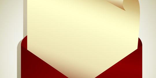 Roter Briefumschlag in dem ein heller Briefbogen hochkant steckt