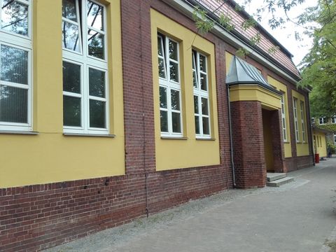 Fassade der denkmalgeschützten Sporthalle der Christoph-Földerich-Grundschule 