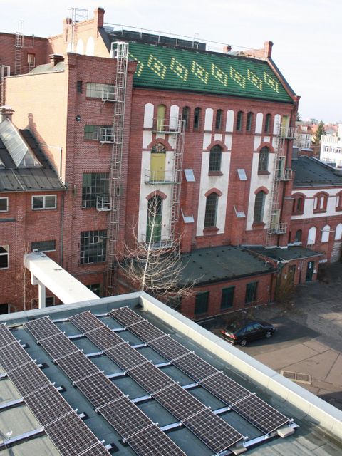 Glasbläserei in Pankow mit Solarmodulen auf dem Dach