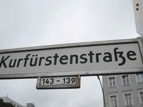 Straßenschild: Kurfürstenstraße 143 - 139