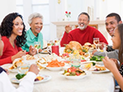 Bildvergrößerung: Menschen unterschiedlichen Alters beim festlichen Essen