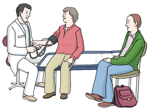 Ein Arzt misst den Blutdruck bei einer älteren Patienten und ein Begleiter sitzt daneben