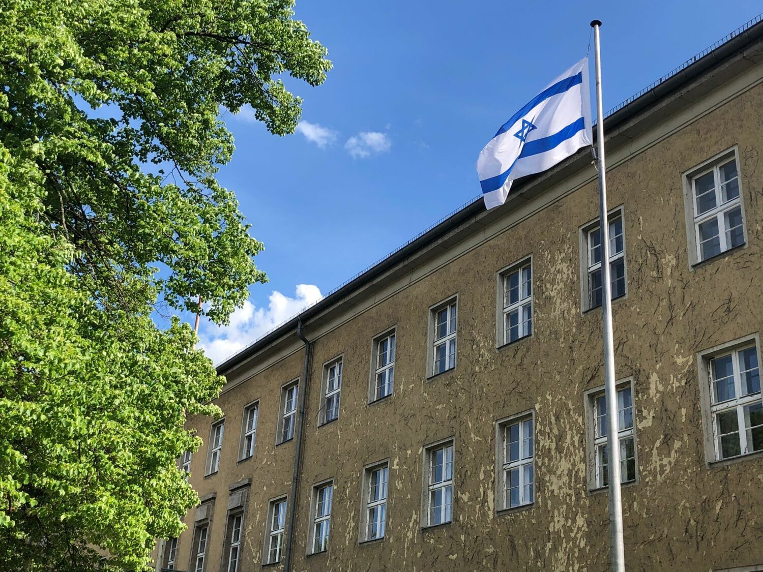 Hissen der israelischen Flagge vor dem Rathaus Zehlendorf