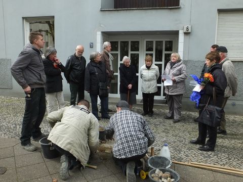 Stolpersteinverlegung vor dem Haus Schweidnitzer Str. 6, Foto: H.-J. Hupka, 15.4.2014