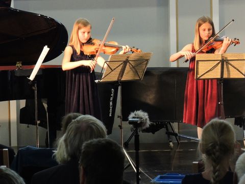 Zwei Schülerinnen der Musikschule spielen Violine im Rahmen des Kunstfestes