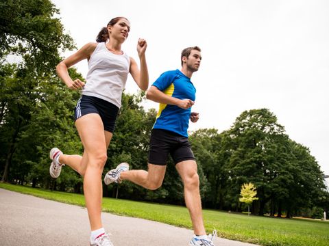 Ein Mann und eine Frau joggen nebeneinander
