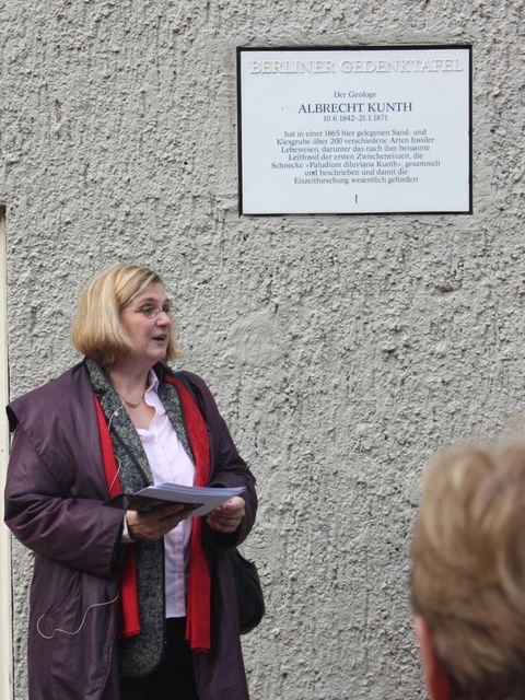 Bildvergrößerung: Bezirksbürgermeisterin Angelika Schöttler berichtet aus dem Leben von Albrecht Kunth.