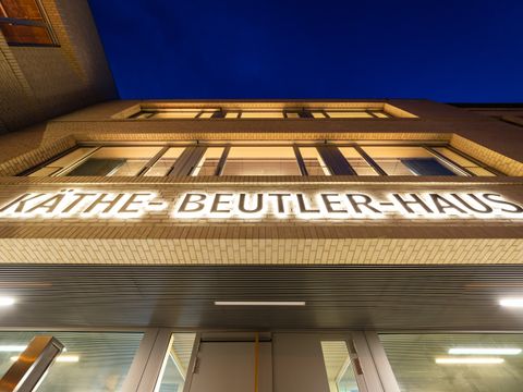 Das neueste Forschungsgebäude der Stadt trägt den Namen Käthe Beutlers.