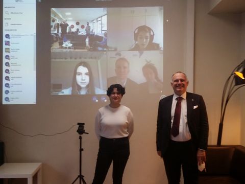 Jugendstadtrat Detlef Wagner (rechts) und die damalige KJP - Vorsitzende Zahila Leyla Soysal beim europäischen eSPOONe online Jugendtreffen, Dezember 2021.