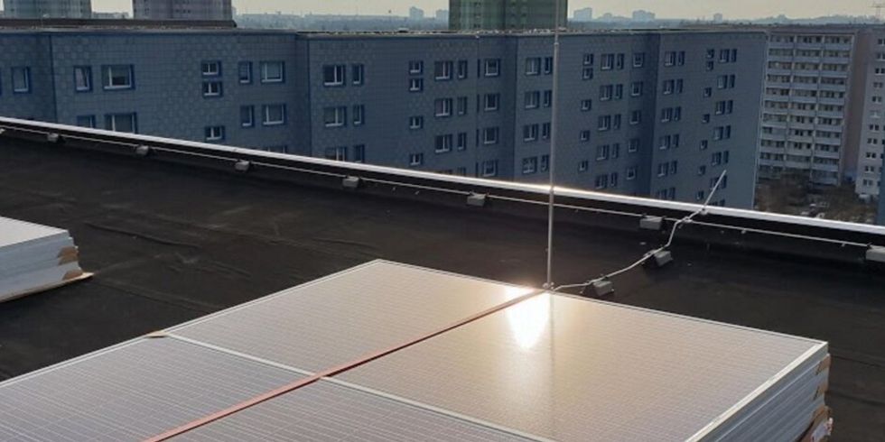 Wohnanlage Malchower Aue mit Solaranlage auf dem Dach