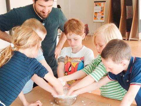 Kinder bei Experiment mit Mehl