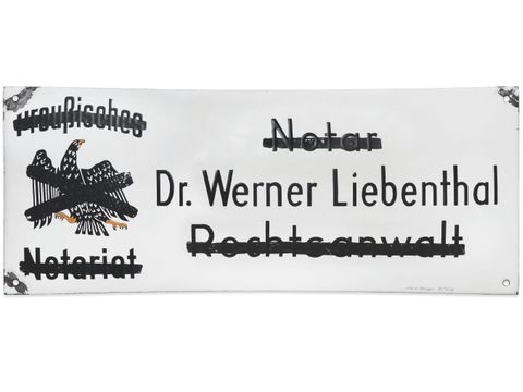 Kanzleischild von Dr. Werner Liebenthal, Berlin 1933, im Epochenraum „Katastrophe“