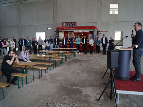 Bildvergrößerung: Bezirksbürgermeister Frank Balzer (CDU) beim Richtfest zur Erweiterung der Produktionsstätte des Familienunternehmens GiaPizza an der Holzhauser Straße