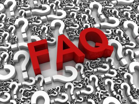 rote Buchstaben "FAQ" auf Hintergrund mit Fragezeichen