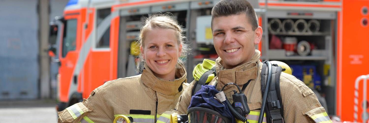 Portrait einer Feuerwehrfrau und eines Feuerwehrmannes