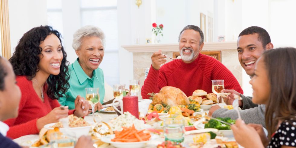 Menschen unterschiedlichen Alters beim festlichen Essen
