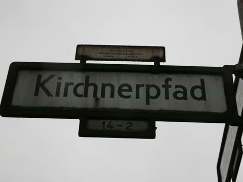 Bildvergrößerung: Straßenschild Kirchnerpfad mit Erläuterung, 14.03.2015