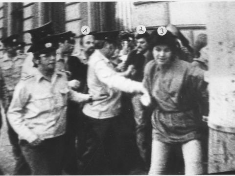Festnahme von Protestierenden vor der amerikanischen Botschaft in Ost-Berlin, 1983.