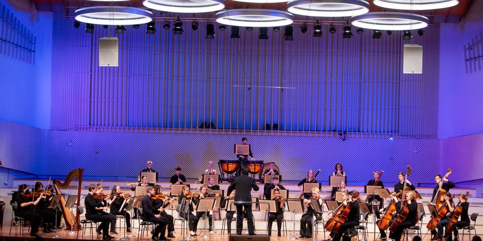 Sinfonie-Orchester auf Bühne