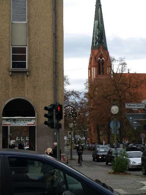 v.l.n.r. Rathaus Zehlendorf und Pauluskirche