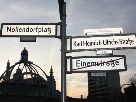 Bildvergrößerung: 3 Straßenschilder: nach links gerichtet Nollendorfplatz, nach rechts Einemstraße durchgestrichen und oben drüber Karl-Heinrich-Ulrichs-Straße