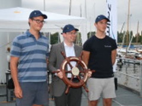 Bildvergrößerung: Oliver Igel gemeinsam mit seinem Segel-Team Philipp und Fabian Kasüske 