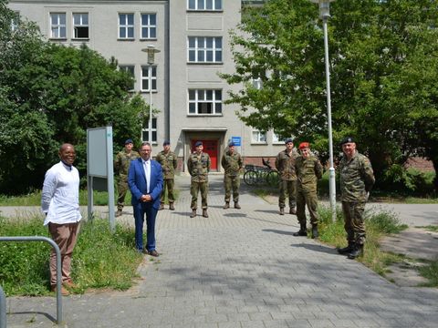Bildvergrößerung: BzBm Igel besucht Soldaten im Gesundheitsamt