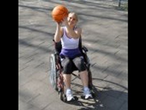 Frau im Rollstuhl spielt Basketball