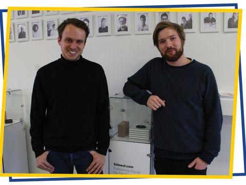 Julian Leitloff (links) und Tim Bibow gründeten Stilnest 2013 gemeinsam mit vier Freunden. Im Hintergrund die Bildergalerie der Designer, mit denen das Unternehmen zusammenarbeitet.