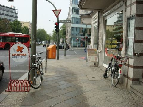 Bild eines Fußwegs an der Lietzenburger Straße mit 2 abseits einer Radabstellanlage auf dem Fußweg abgestellten Fahrrades