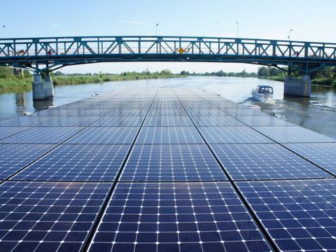 Solaranlage auf Semniarschiff, Wasser und Brücke