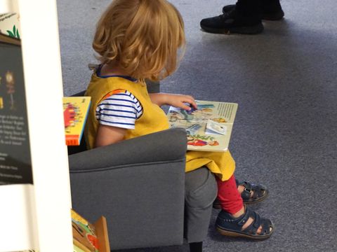 Kleines Kind schaut sich ein Buch an