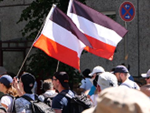 Demonstrationszug mit schwarz-weiß-roten Reichsfahnen