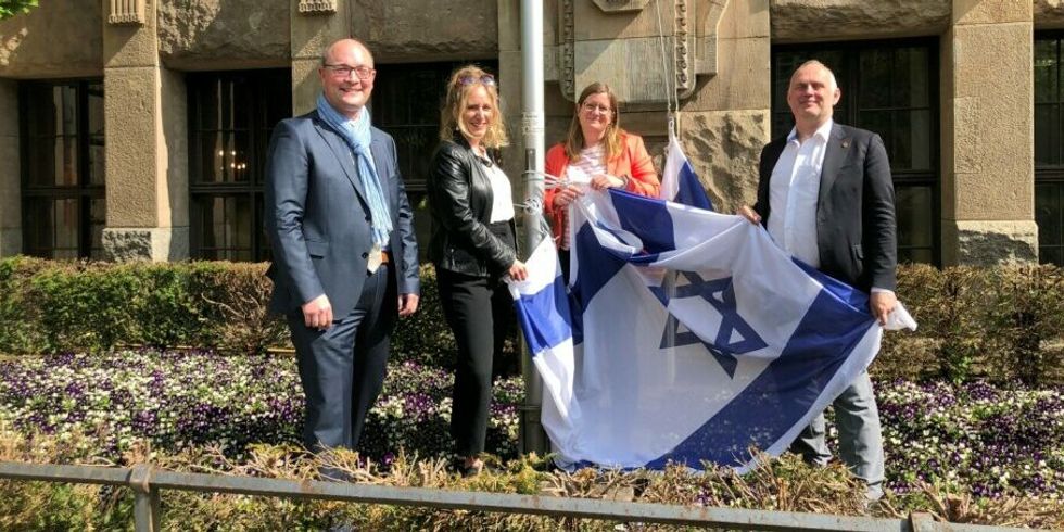 Israelflagge wird vor dem Rathaus Charlottenburg gehisst