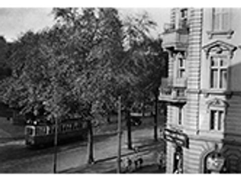 Bildvergrößerung: Blick auf den Wörther Platz, heute Kollwitzplatz. Die Balkone gehörten zu den beiden Wohnungen der Familie Kollwitz