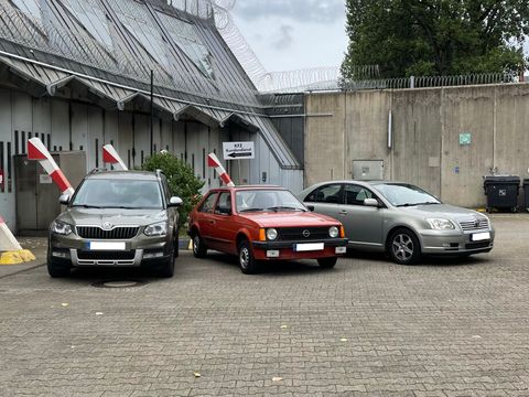 Drei Autos vor einer Werkstatt