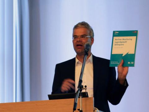 Dr. Albrecht Lüter präsentiert die Publikation zum Monitoring Jugendgewaltdelinquenz