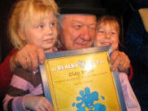 Kinder aus aller Welt ehren Oleg Popov 