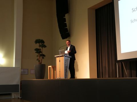 Bildvergrößerung: Herr Klemm bei der Eröffnung der Kinderschutzkonferenz