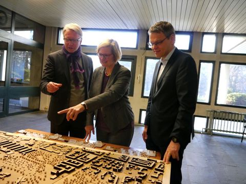 Bildvergrößerung: Bezirksbürgermeisterin Angelika Schöttler zeigt gemeinsam mit Bezirksstadtrat Jörn Oltmann und Staatssekretär Sebastian Scheel anhand eines Models die geplanten Veränderungen.