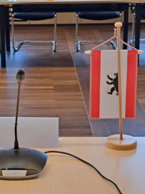 Berliner Flagge auf einem Konferenztisch