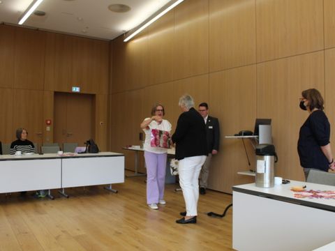 19. September 2023: Gisela Pflug (SPV-Vorsitzende) übergibt der Bürgermeisterin von KW Gastgeschenke des Vereins und des Bezirksamtes