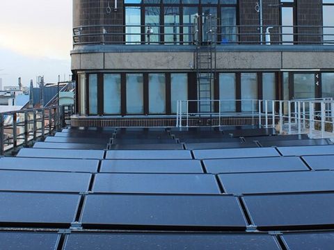 Auxola Headquarters mit Solaranlage auf dem Dach