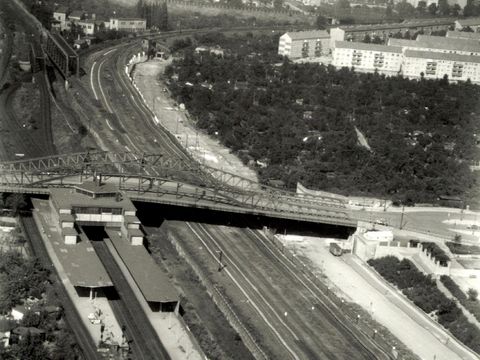 Ampliación de la imagen: Luftaufnahme S-Bahnhof Bornholmer Straße; Mitte: Bösebrücke; rechter Bildrand: Grenzanlagen 1961