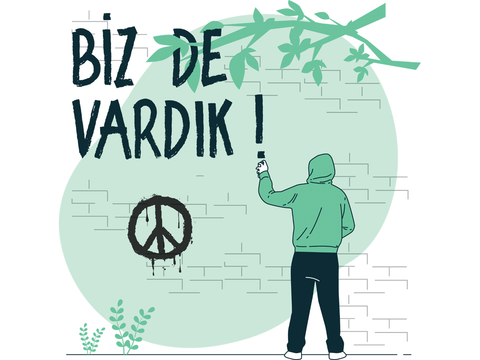 Person malt Schriftzug "BiZ DE VARDIK!" und Peace-Zeichen auf eine Mauer