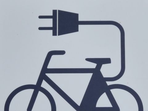 Piktogramm eines Fahrrads, das mit einem Netzstecker versehen ist