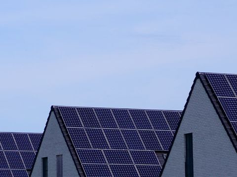 Drei Einfamilienhäuser mit Solaranlagen auf dem Dach