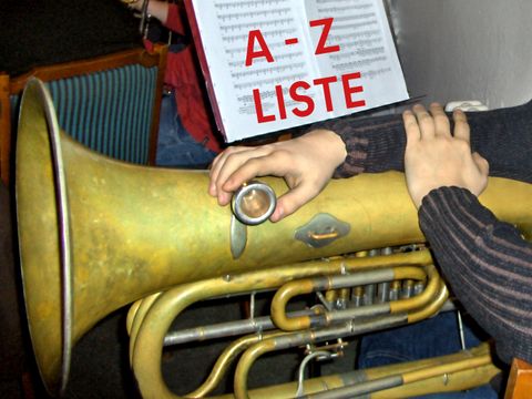 A bis Z Liste im Hintergrund eine Tuba