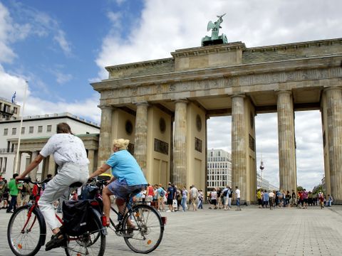 Fahrradfahrer am Brandenburger Tor