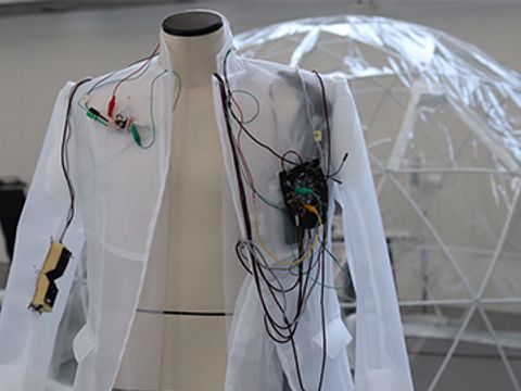 Elektronisch vernetztes Textil vor Laborhintergrund
